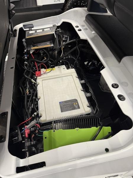 2025 E-Z-GO Freedom® RXV® ELiTE Lithium Bright White - Image 2