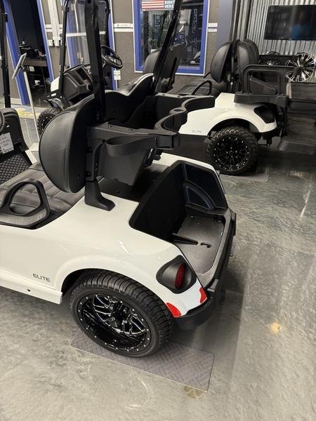 2025 E-Z-GO Freedom® RXV® ELiTE Lithium Bright White - Image 4