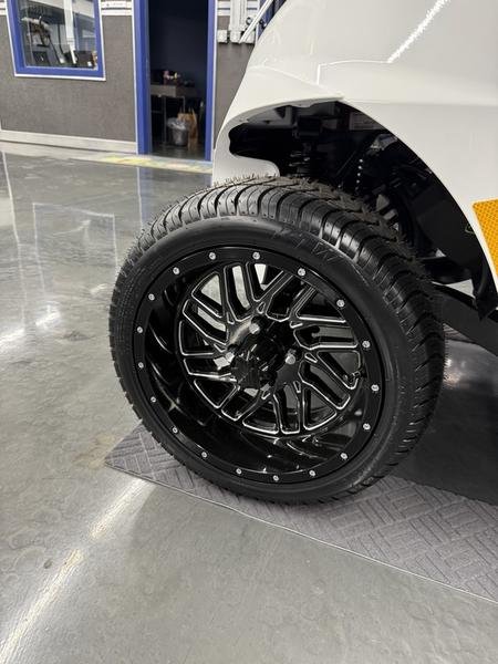 2025 E-Z-GO Freedom® RXV® ELiTE Lithium Bright White - Image 8