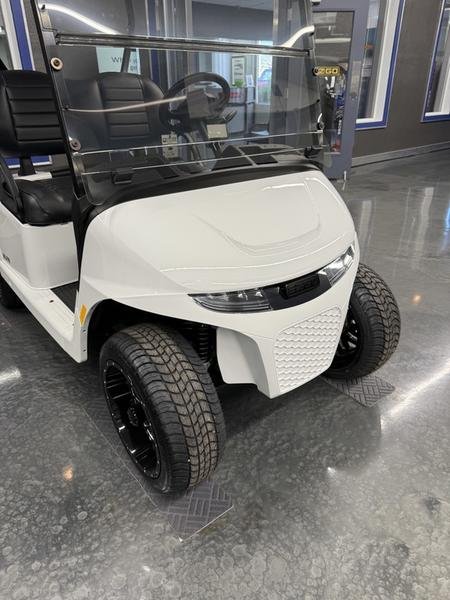 2025 E-Z-GO Freedom® RXV® ELiTE Lithium Bright White - Image 7