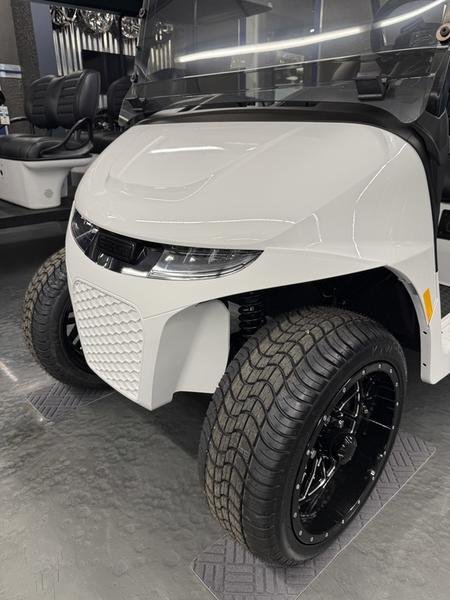 2025 E-Z-GO Freedom® RXV® ELiTE Lithium Bright White - Image 12